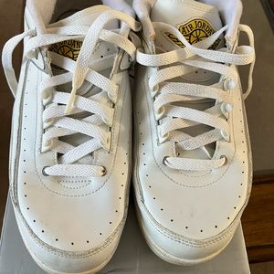 Jordan Retro 2 Low (GS) - size 7Y